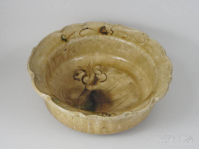 黄瀬戸菖蒲文輪花鉢　（N041-073）