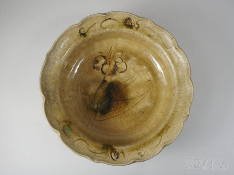 黄瀬戸菖蒲文輪花鉢　（N041-105）